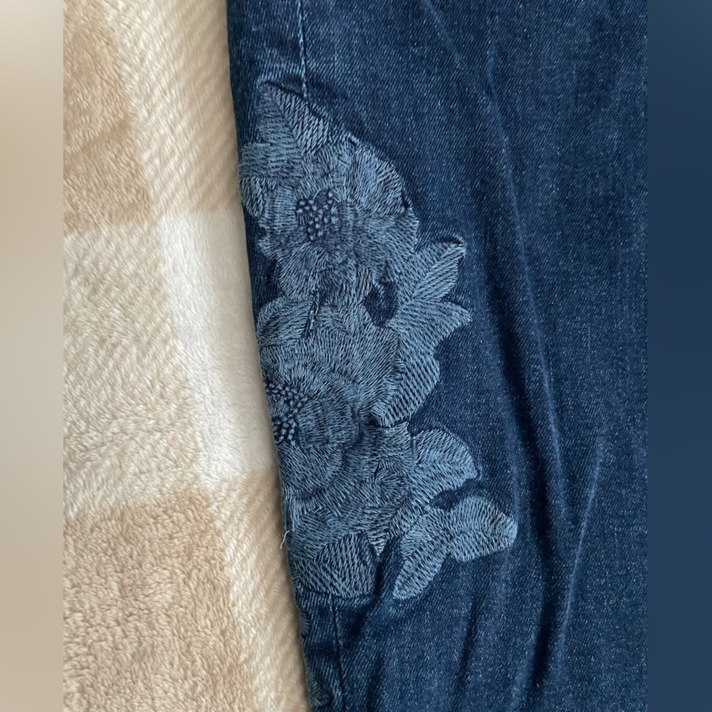 Massimo Dutti Dark High Rise Blue size 4 Floral Embroidered Jeans NWT - Picture 2 of 16